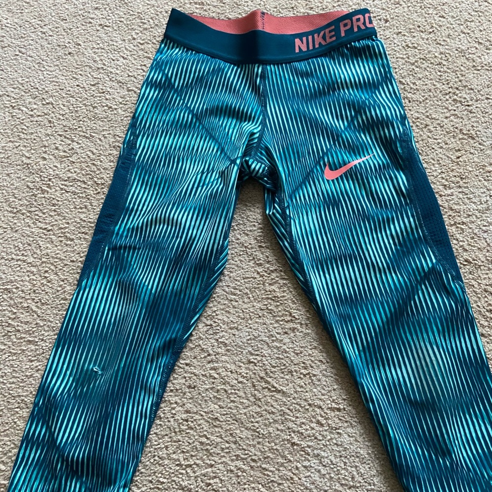 Girls Nike capris small